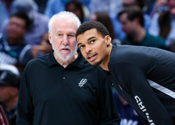 Gregg Popovich (à gauche) et Victor Wembanyama (à droite) - San Antonio Spurs - Photo by Icon sport.