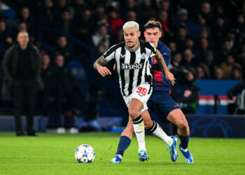 Bruno GUIMARAES of Newcastle and Manuel UGARTE of PSG during the UEFA Champions League Group F match between Paris Saint-Germain and Newcastle United Football Club at Parc des Princes on November 28, 2023 in Paris, France. (Photo by Anthony Dibon/Icon Sport)