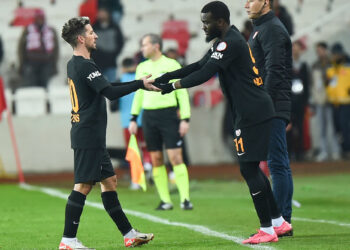 Dries Mertens (L) and Tanguy Ndombele of Galatasaray during the Turkish Super League match between Sivasspor and Galatasaray at 4 Eylul Stadium on January 11, 2024 in Sivas, Turkey. (Photo by SeskimPhoto ) - Photo by Icon Sport