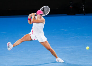 Jan 18, 2024; Melbourne, Victoria, Australia; Iga Swiatek of Poland plays a shot against Danielle Collins (not pictured) of the United States in Round 2 of the Women's Singles on Day 5 of the Australian Open tennis at Rod Laver Arena. Mandatory Credit: Mike Frey-USA TODAY Sports/Sipa USA - Photo by Icon Sport