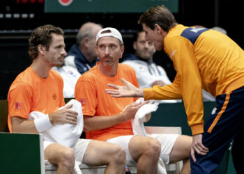 GRONINGEN - (FLR) Wesley Koolhof and Matwe Middelkoop in conversation with Captain Paul Haarhuis (Netherlands) in action against Lukas Klein and Alex Molcan (Slovakia) during the qualification round for the Davis Cup Finals. The winner will qualify for the group stage of the Davis Cup Finals in September. AP SANDER KING - Photo by Icon sport