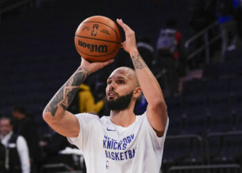 Nov 6, 2023; New York, New York, USA; New York Knicks shooting guard Evan Fournier (13) warms up prior to the game against the Los Angeles Clippers at Madison Square Garden. Mandatory Credit: Gregory Fisher-USA TODAY Sports/Sipa USA - Photo by Icon sport