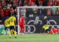 Eddie Nketiah (Arsenal) face aux joueurs du Bayern - Photo by Icon Sport