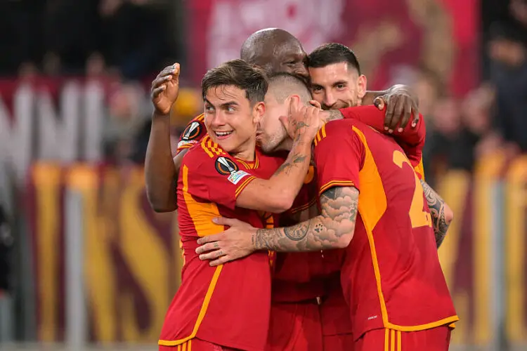 Gianluca Mancini félicité par Paulo Dybala et ses coéquipiers de l'AS Roma - Photo by Icon Sport
