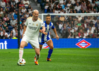 Zinedine Zidane (L) seen in action during the Corazón Classic Match between Real Madrid Legends and FC Porto Vintage at Santiago Bernabéu Stadium. Final score; Real Madrid Legends 0:1 FC Porto Vintage. (Photo by David Canales / SOPA Images/Sipa USA) Photo by Icon Sport   - Photo by Icon Sport