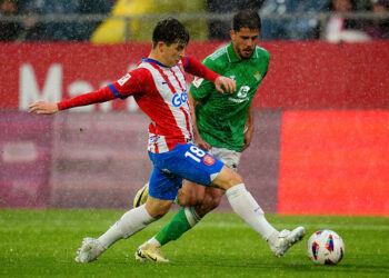 Pablo Torre of Girona FC and Pablo Fornals of Real Betis during the La Liga EA Sports match between Girona FC and Real Betis played at Montilivi Stadium on March 31, 2024 in Girona, Spain. (Photo by Bagu Blanco / Pressinphoto / Icon Sport)   Photo by Icon Sport   - Photo by Icon Sport