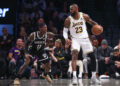 LeBron James (La Lakers) face à Dennis Schroder (Brooklyn Nets) - Photo by Icon Sport