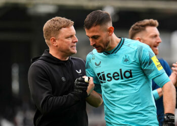 Newcastle United manager Eddie Howe shakes hands with Martin Dubravka after the Premier League match at Craven Cottage, London. Picture date: Saturday April 6, 2024.   - Photo by Icon Sport