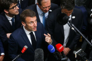 Les images du pénalty d’Emmanuel Macron font marrer la toile