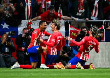 10 April 2024, Spain, Madrid: Soccer: Champions League, Atlético Madrid - Borussia Dortmund, knockout round, quarter-finals, first leg, Wanda Metropolitano. The Atlético Madrid players celebrate after scoring the 2:0 goal. Photo: Federico Gambarini/dpa   Photo by Icon Sport   - Photo by Icon Sport