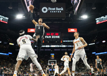 Apr 12, 2024; San Antonio, Texas, USA; San Antonio Spurs forward Victor Wembanyama (1) goes up to dunk over Denver Nuggets guard Kentavious Caldwell-Pope (5) and  forward Michael Porter Jr. (1) during the first half at Frost Bank Center. Mandatory Credit: Scott Wachter-USA TODAY Sports/Sipa USA   - Photo by Icon Sport