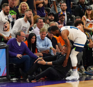 Un entraîneur de la NBA se déchire les ligaments du genou en plein match