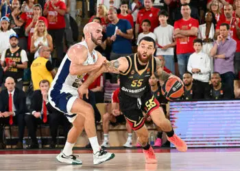 Nick Calathes et Mike James
(Photo by Icon Sport)