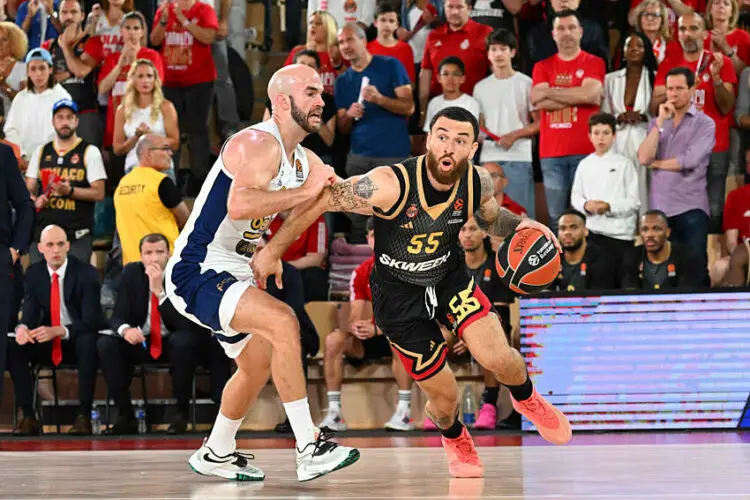 Nick Calathes et Mike James
(Photo by Icon Sport)