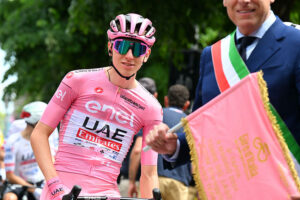 Pogacar garde le maillot rose après une étape mouvementée au Giro d’Italia