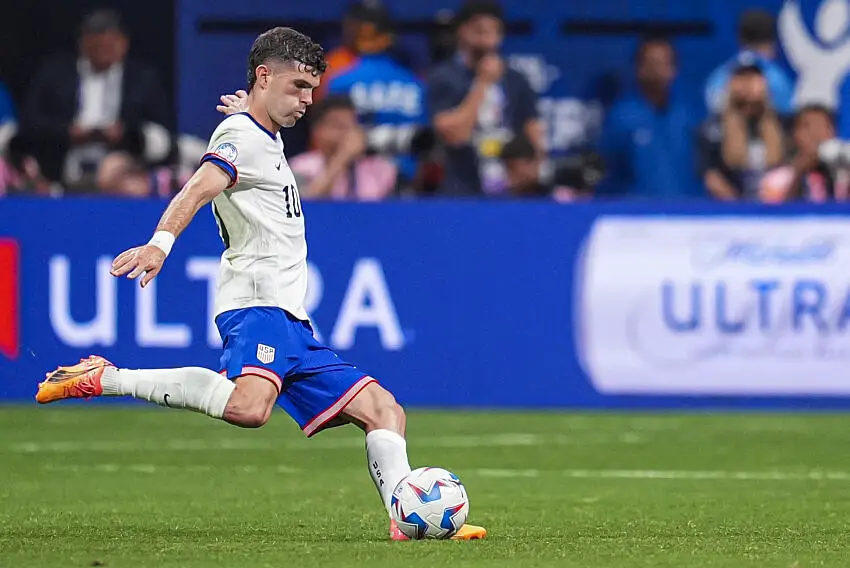 L'arbitre refuse de serrer la main à Pulisic, créant la polémique