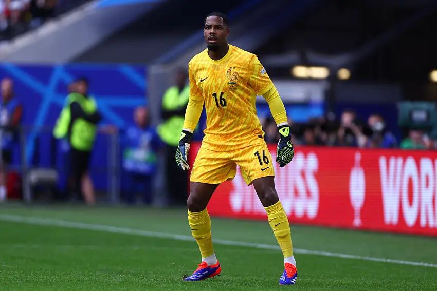 Les Bleus font la fête avant les quarts pour l'anniversaire de Mike Maignan