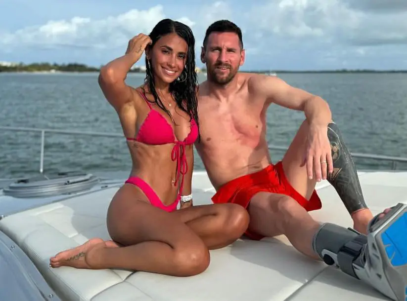 L'image du jour : Messi en botte orthopédique à bord d'un yacht de luxe !