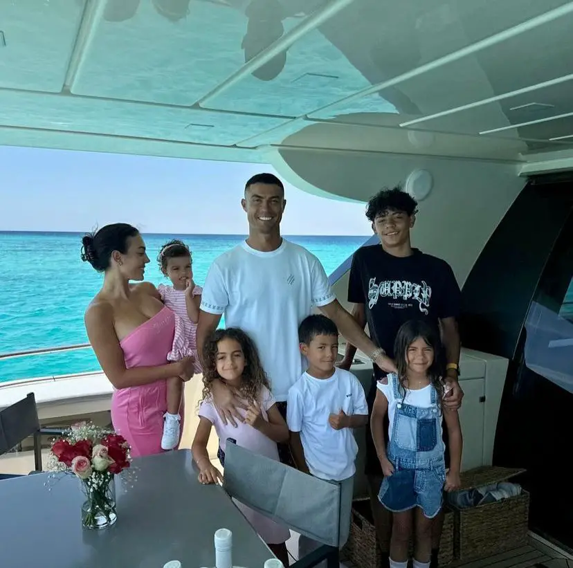 Cristiano Ronaldo se fait plaisir avec un concert privé de luxe pour finir ses vacances !