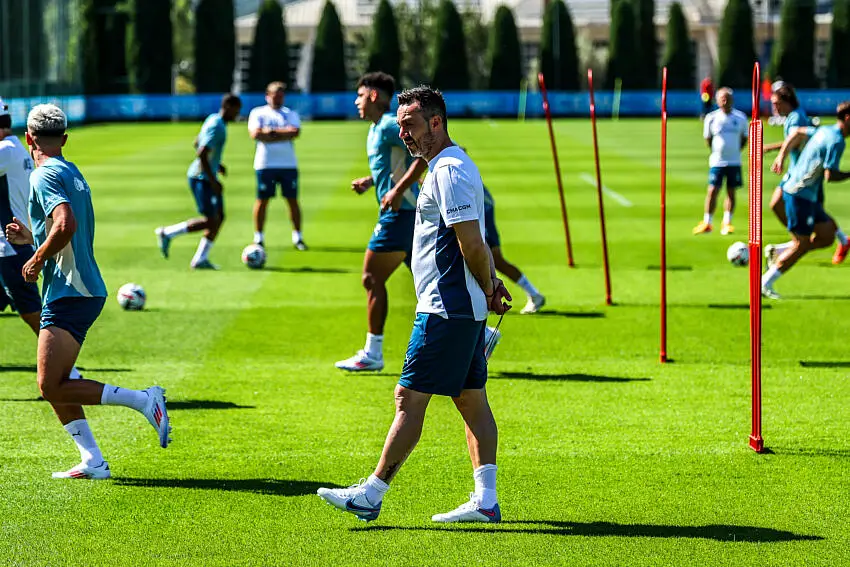 Roberto De Zerbi avec l'OM à l'entraînement