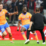 Jonathan Rowe avec l'OM après son but contre l'OL.