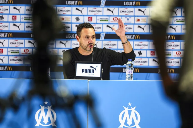 Roberto De Zerbi avec l'OM en conférence de presse
