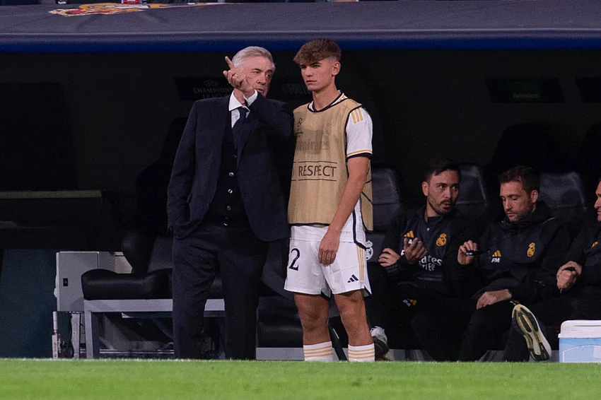 Carlo Ancelotti en train de donner des consignes à Nico Paz au Real Madrid en 2023