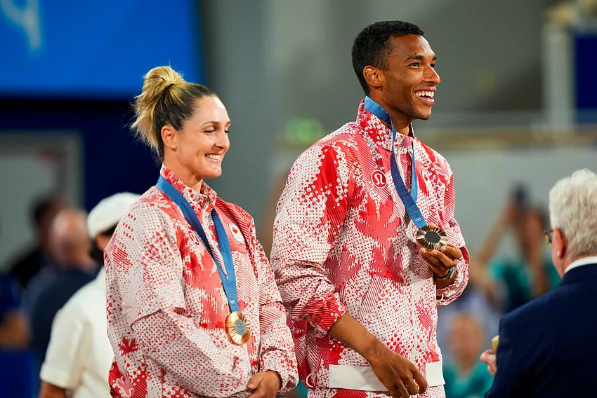 Gabriela Dabrowski aux Jeux Olympiques abec Felix Auger-Aliassime. Le duo médaillée sur le podium