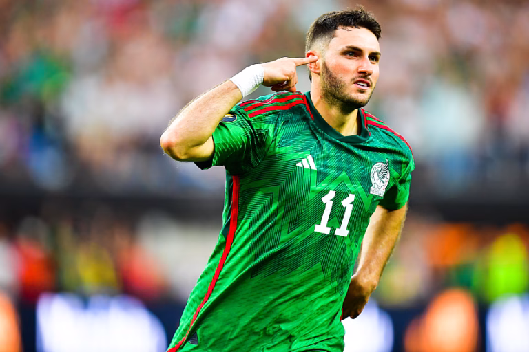 Santiago Giménez avec le Mexique