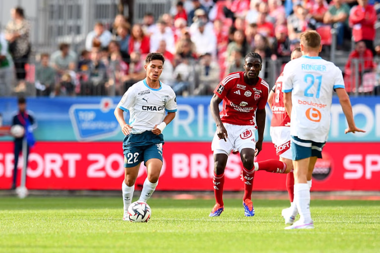 Enzo Sternal avec l'OM contre Brest