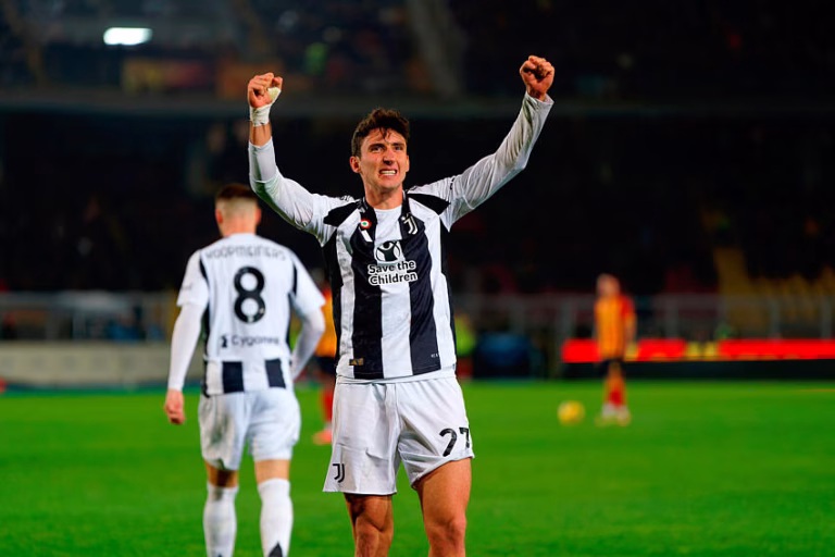 Andrea Cambiaso avec la Juve contre Lecce
