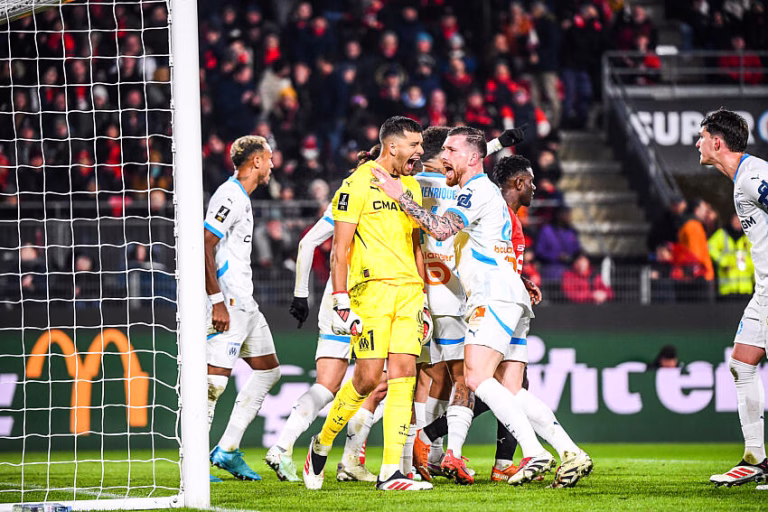 Geronimo Rulli après avoir arrêté un pénalty lors de Stade Rennais