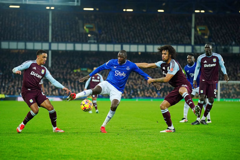 Boubacar Kamara avec Aston Villa face à Everton