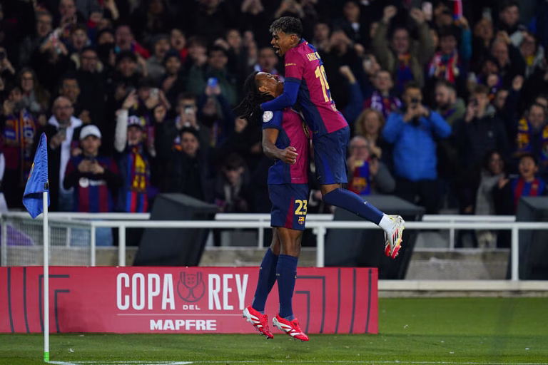 Jules Kounde avec le Barça face au Betis Séville