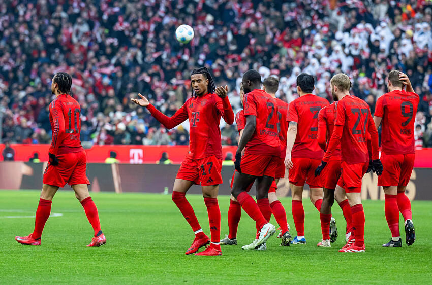 Michael Olise avec le Bayern après son but contre Wolfsburg