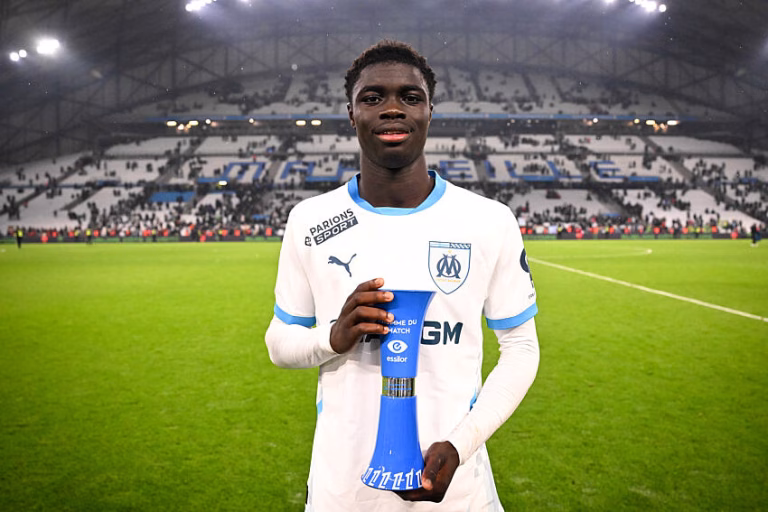 Robinio Vaz avec l'OM après avoir été élu homme du match face à Strasbourg