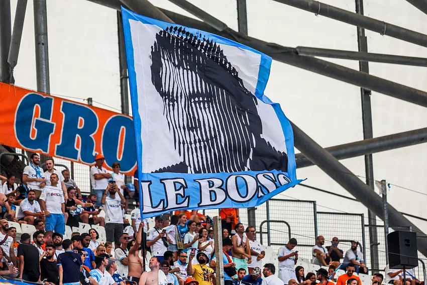 Drapeau Bernard Tapie dans le virage Sud de l'Orange Vélodrome