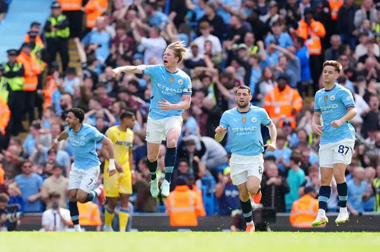Kevin De Bruyne célèbre après son coup franc contre Crystal Palace