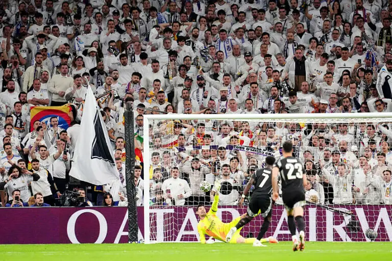 Bukayo Saka voit son pénalty arrêté par Courtois lors de Real Madrid / Arsenal