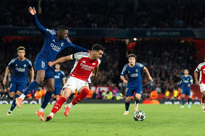Ousmane Dembélé au duel avec Mikel Merino lors d'Arsenal / PSG