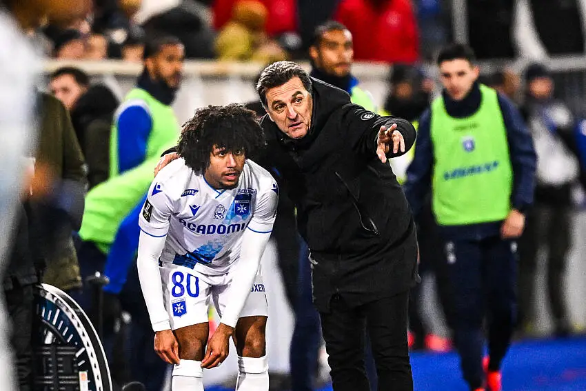 Han-Noah Massengo et Christophe Pélissier avec l'AJA face au LOSC
