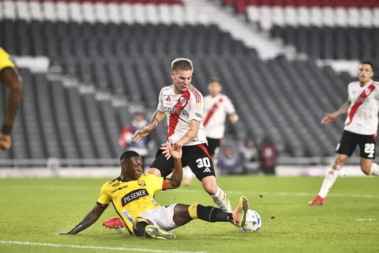 Franco Mastantuono avec River Plate face au SC Barcelona