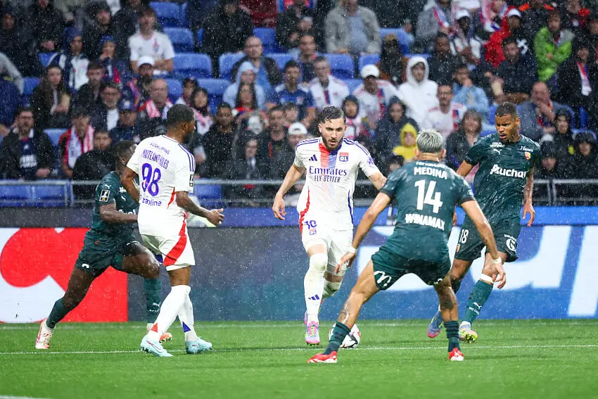 Rayan Cherki avec l'OL face au RC Lens