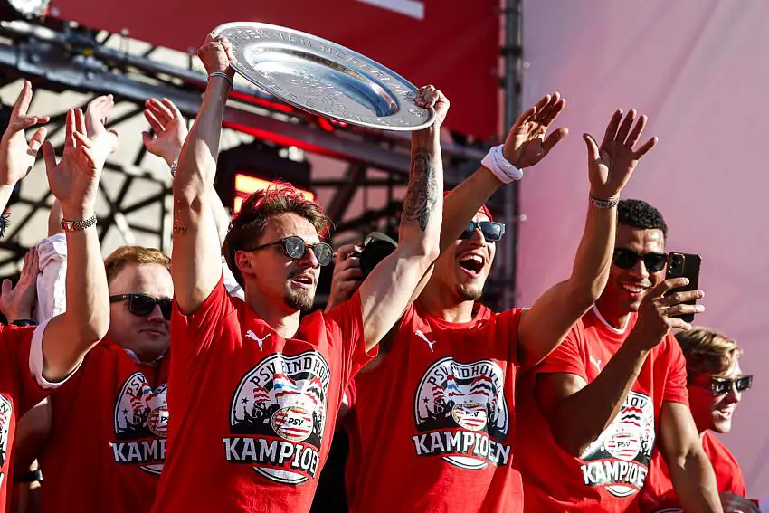Olivier Boscagli célèbre son titre de champion des Pays-Bas avec le PSV Eindhoven
