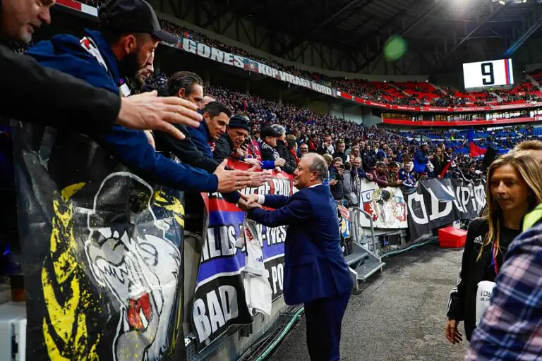 Barnard Lacombe avec les supporteurs de l'OL