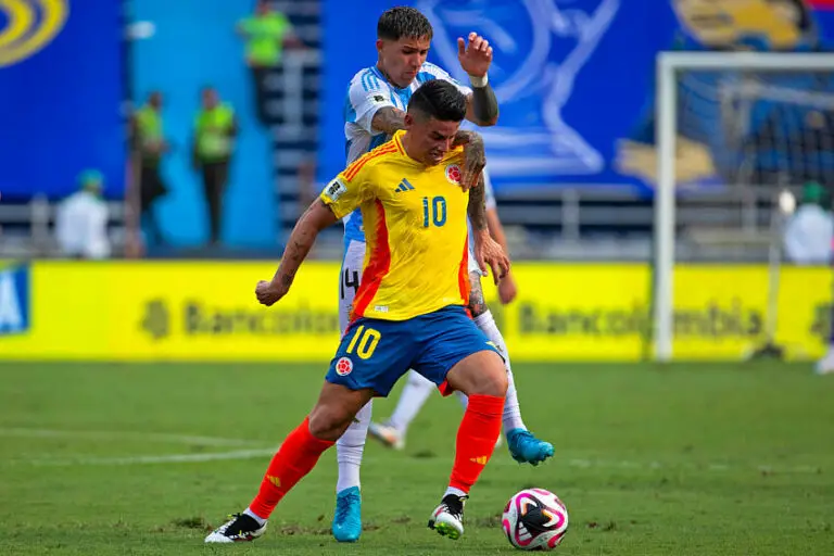 James au duel avec Enzo Fernandez lors de Colombie / Argentine