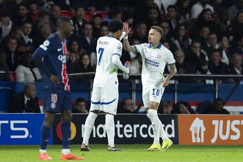 Noa Lang avec le PSV contre le PSG en Ligue des Champions