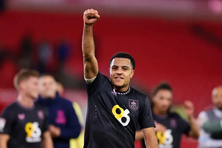 CJ Egan-Riley avec Burnley