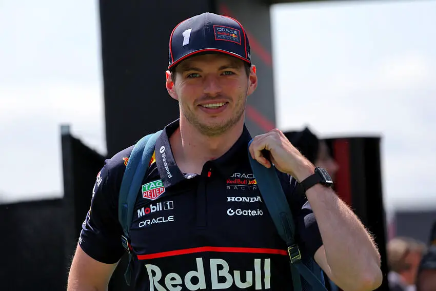 GP Canada : Max Verstappen en tête des essais libres 1, Leclerc force dans le mur thumbnail
