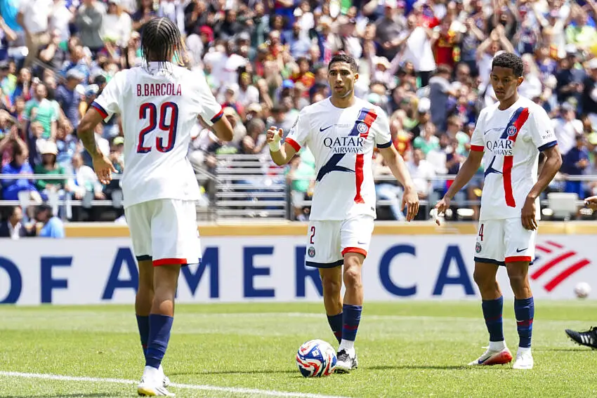 Hakimi et les joueurs du PSG contre Seattle